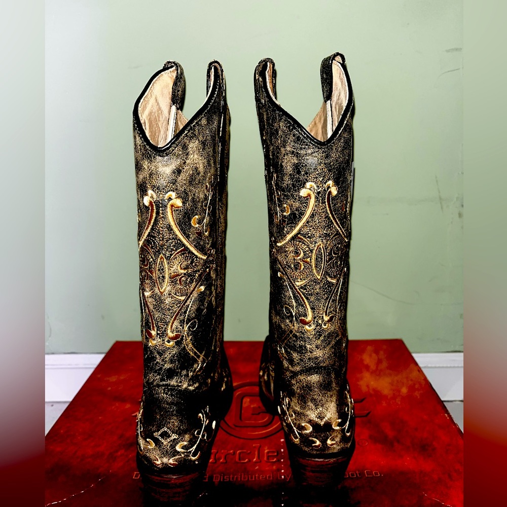 Western boots, handcrafted in Mexico, 100% leather.